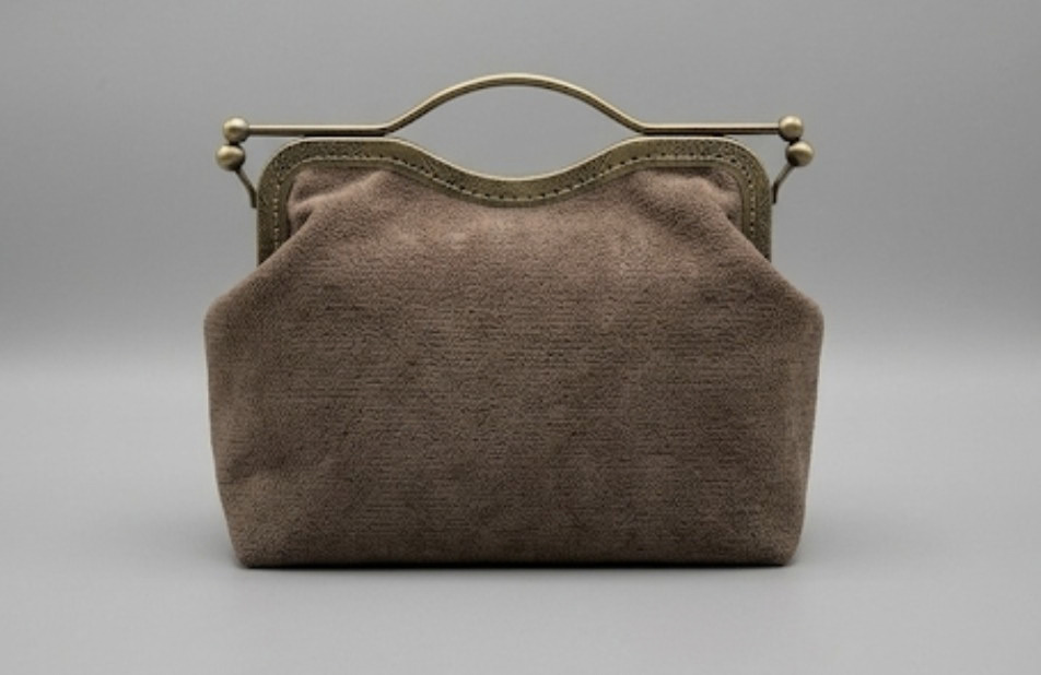 Sac Bourgeois en velours taupe, fermoir et anse en métal bronze antique